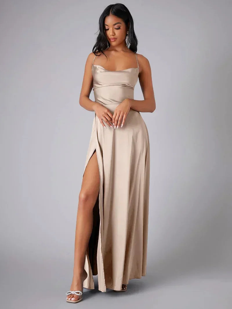 Elegancka satynowa sukienka maxi, cienkie ramiączka, odkryte plecy, drapowany dekolt, odważne rozcięcie, szykowna i efektowna na wieczór.