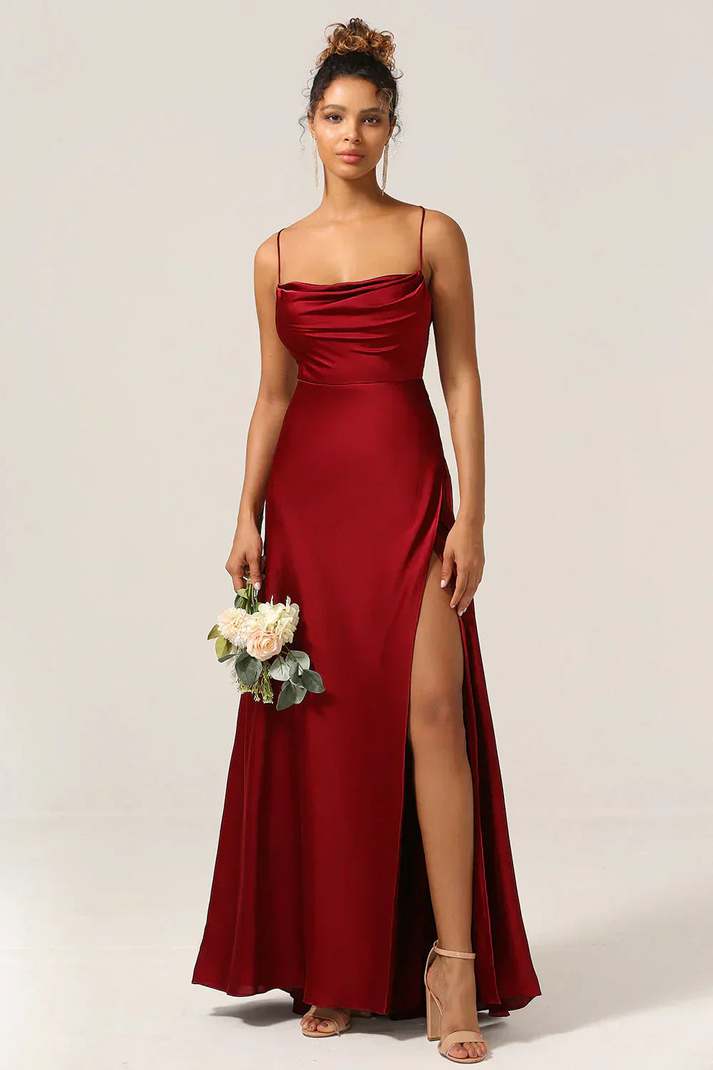 Elegancka satynowa sukienka maxi, cienkie ramiączka, odkryte plecy, drapowany dekolt, odważne rozcięcie, szykowna i efektowna na wieczór.