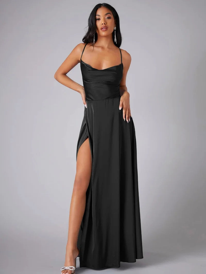 Elegancka satynowa sukienka maxi, cienkie ramiączka, odkryte plecy, drapowany dekolt, odważne rozcięcie, szykowna i efektowna na wieczór.