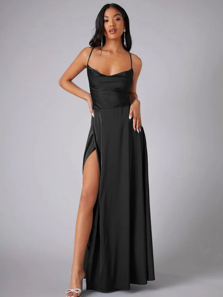 Elegancka satynowa sukienka maxi, cienkie ramiączka, odkryte plecy, drapowany dekolt, odważne rozcięcie, szykowna i efektowna na wieczór.