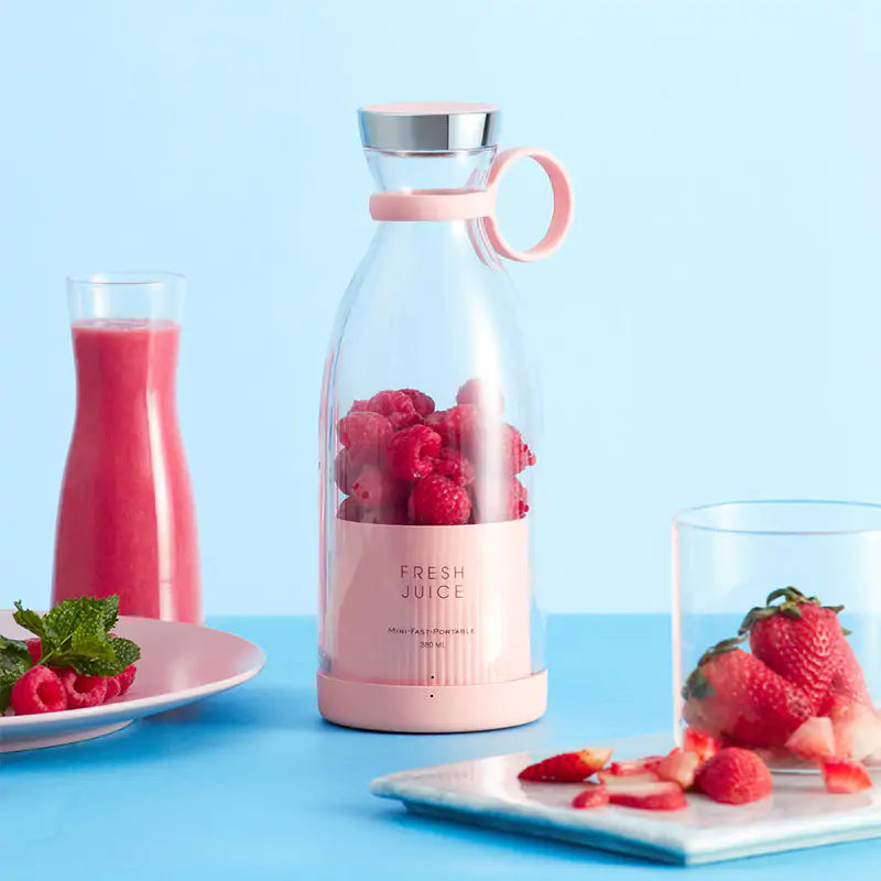 Przenośny blender ultra-kompaktowy, stylowy, z akumulatorem i mocnymi ostrzami do smoothie i koktajli proteinowych.