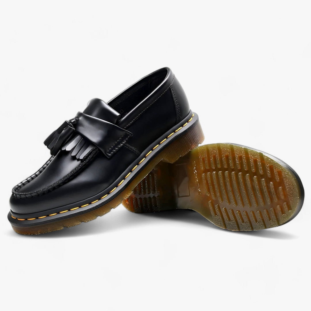 Męskie czarne mokasyny z chwostami i pomponem, idealne do eleganckich i codziennych stylizacji.