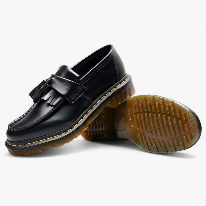 Męskie czarne mokasyny z chwostami i pomponem, idealne do eleganckich i codziennych stylizacji.