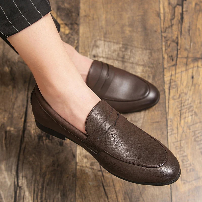 Mokasyny męskie ze skóry ziarnistej, eleganckie i wygodne, z ergonomiczną podeszwą i oddychającą podszewką.
