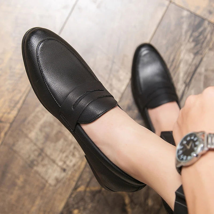 Mokasyny męskie ze skóry ziarnistej, eleganckie i wygodne, z ergonomiczną podeszwą i oddychającą podszewką.
