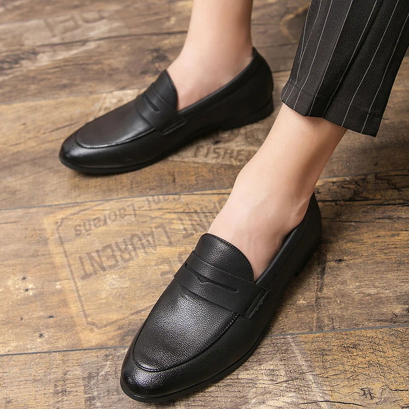 Mokasyny męskie ze skóry ziarnistej, eleganckie i wygodne, z ergonomiczną podeszwą i oddychającą podszewką.