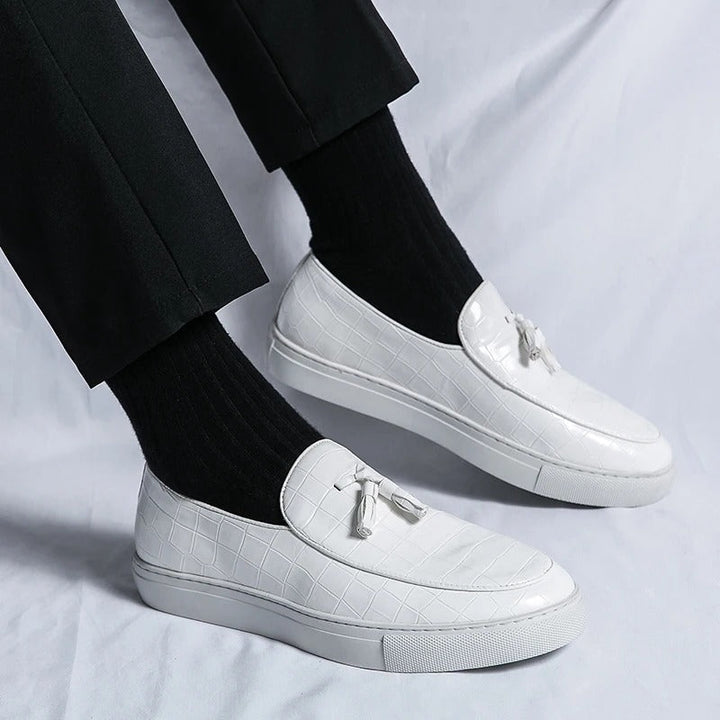 Brązowe męskie loafersy skórzane, eleganckie i wygodne, na białym tle.