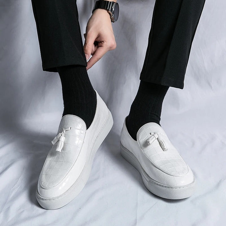 Brązowe męskie loafersy skórzane, eleganckie i wygodne, na białym tle.