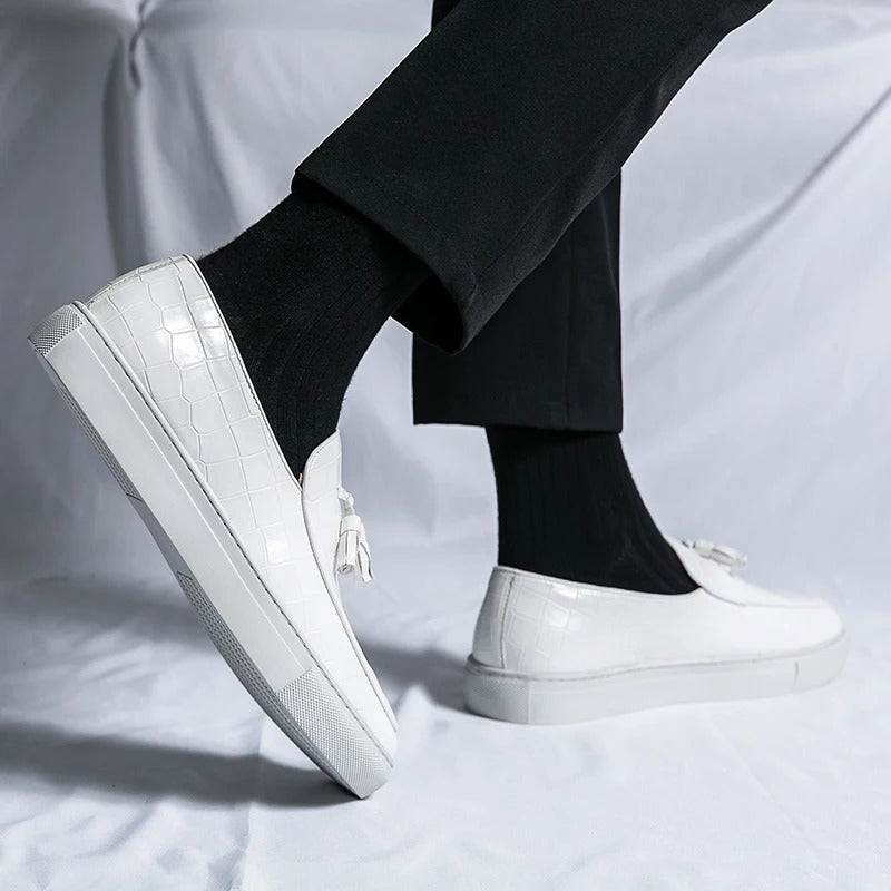 Brązowe męskie loafersy skórzane, eleganckie i wygodne, na białym tle.