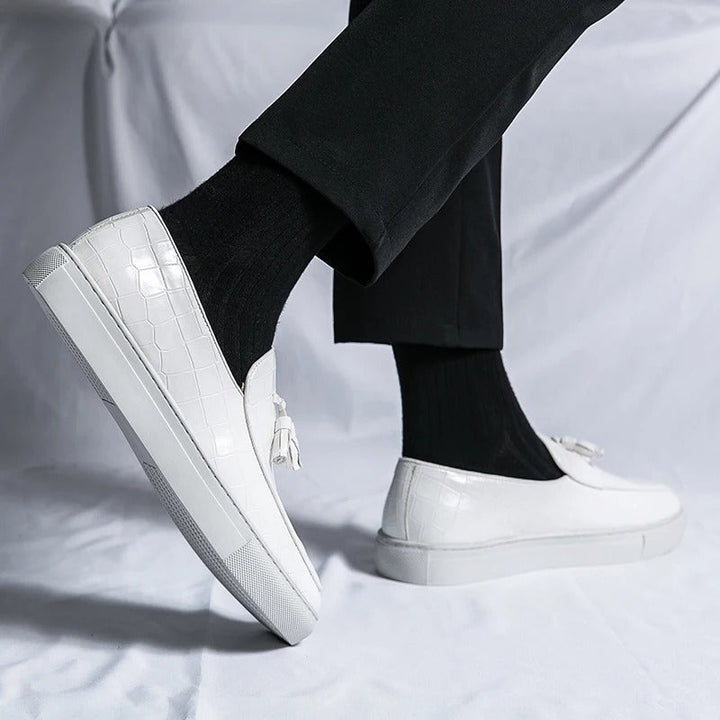 Brązowe męskie loafersy skórzane, eleganckie i wygodne, na białym tle.
