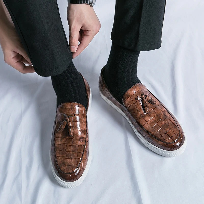 Brązowe męskie loafersy skórzane, eleganckie i wygodne, na białym tle.