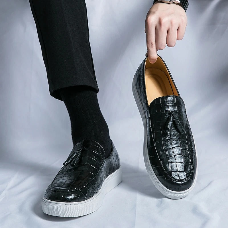 Brązowe męskie loafersy skórzane, eleganckie i wygodne, na białym tle.