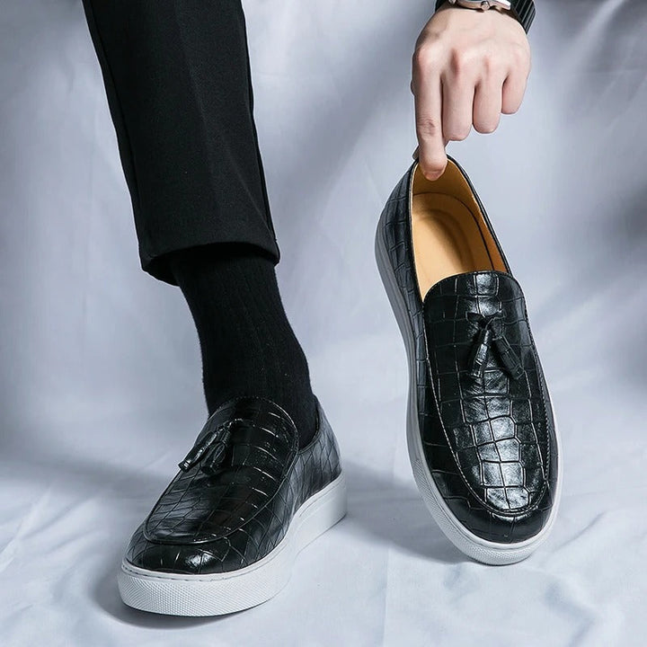 Brązowe męskie loafersy skórzane, eleganckie i wygodne, na białym tle.