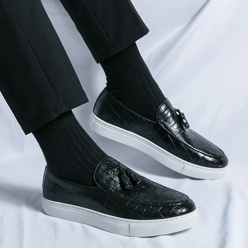 Brązowe męskie loafersy skórzane, eleganckie i wygodne, na białym tle.