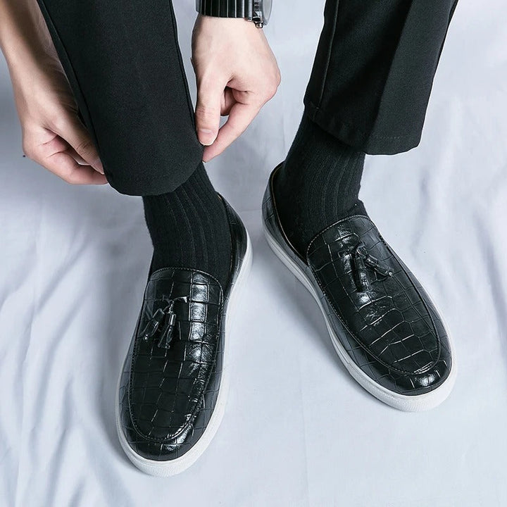 Brązowe męskie loafersy skórzane, eleganckie i wygodne, na białym tle.