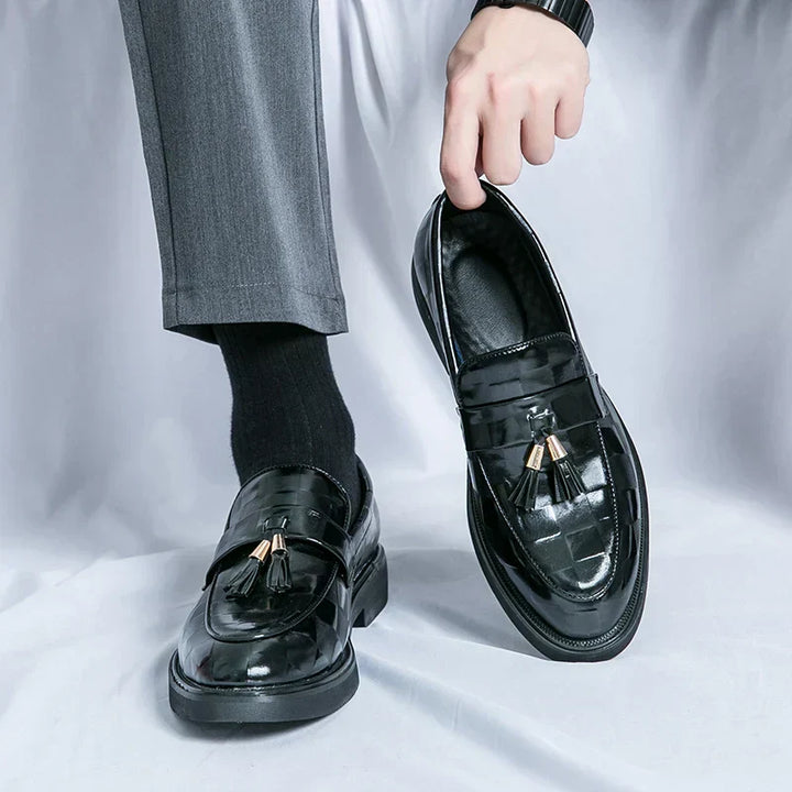 "Mocassins en cuir véritable pour hommes, design classique, finition élégante, confort optimal, semelle flexible."