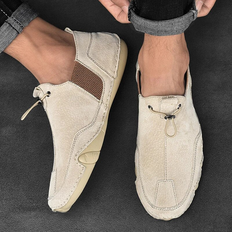 Męskie mokasyny, eleganckie i komfortowe, w kolorze khaki, z nowoczesnym designem typu slip-on.