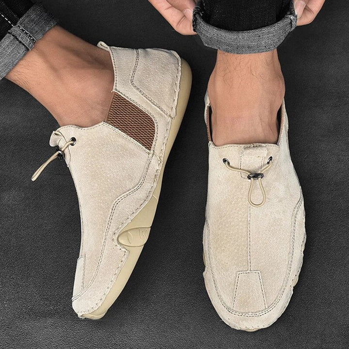 Męskie mokasyny, eleganckie i komfortowe, w kolorze khaki, z nowoczesnym designem typu slip-on.