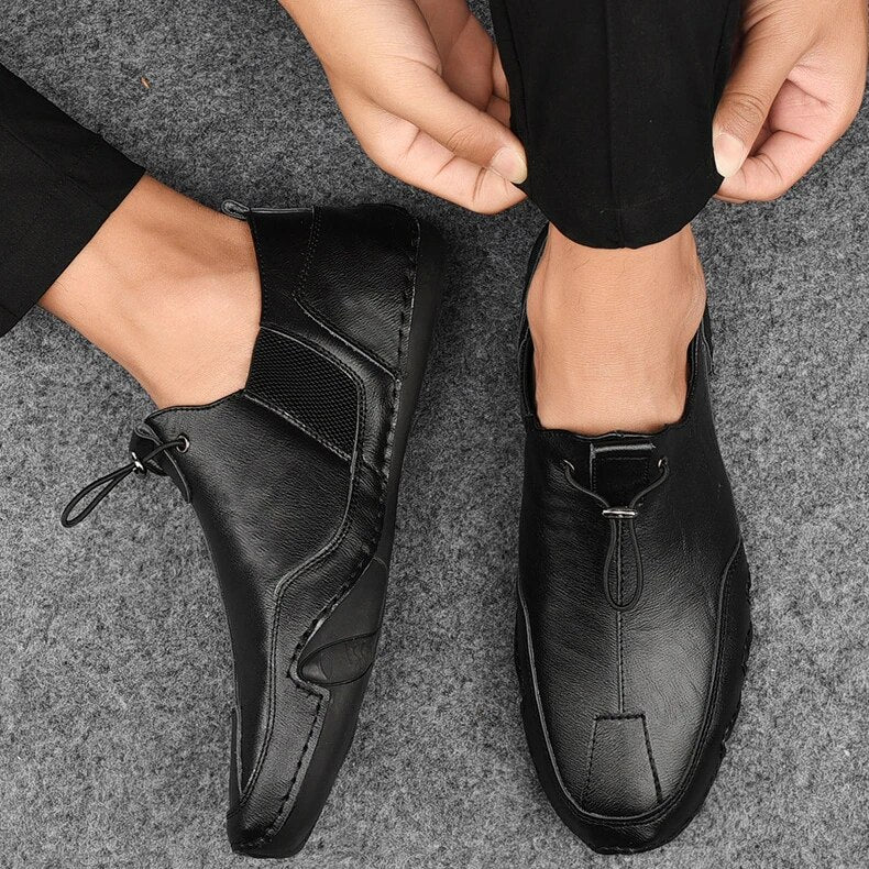 Męskie mokasyny, eleganckie i komfortowe, w kolorze czarnym, z nowoczesnym designem typu slip-on.