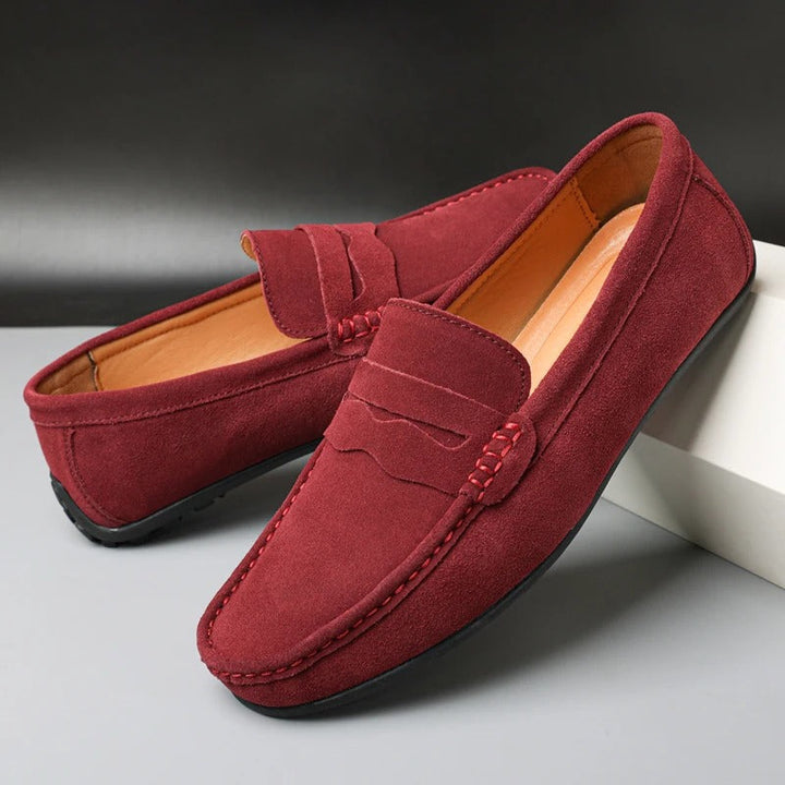 Ponadczasowe mokasyny zamszowe Le Dreux dla mężczyzn, elegancki design, luksusowy komfort, widok z boku.