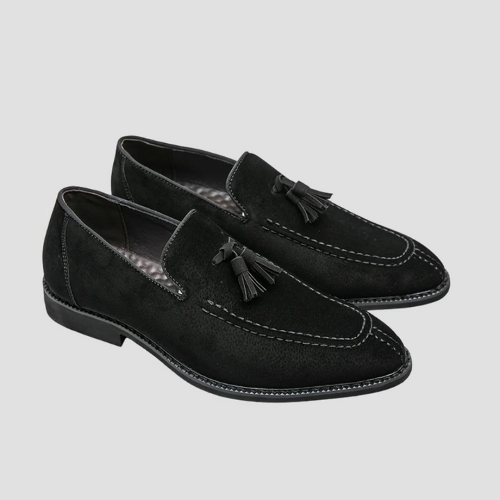 Męskie mokasyny z zamszu, widok z góry, w kolorze ciemnego brązu z eleganckimi chwostami, gumowa podeszwa, wyrafinowany styl.
