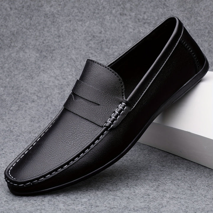 Męskie eleganckie mokasyny skórzane w kolorze białym z boku, wygodne i stylowe, wyrafinowany design bez sznurowadeł, idealne do biura.