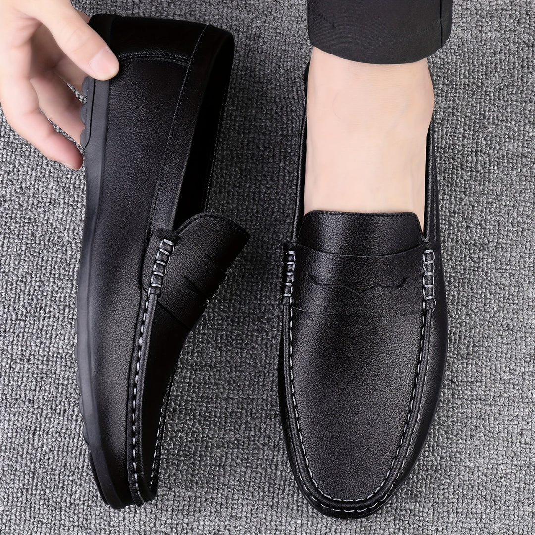 Męskie eleganckie mokasyny skórzane w kolorze czarnym z boku, wygodne i stylowe, wyrafinowany design bez sznurowadeł, idealne do biura.