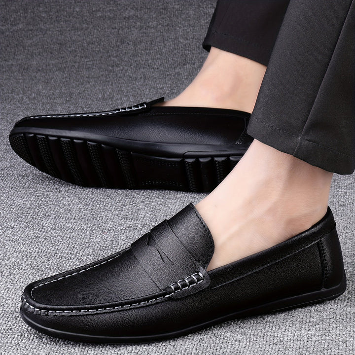 Męskie eleganckie mokasyny skórzane w kolorze czarnym z góry, wygodne i stylowe, wyrafinowany design bez sznurowadeł, idealne do biura.