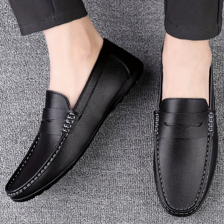 Męskie eleganckie mokasyny skórzane w kolorze czarnym, widok od przodu, wygodne i stylowe, wyrafinowany design bez sznurowadeł, idealne do biura.