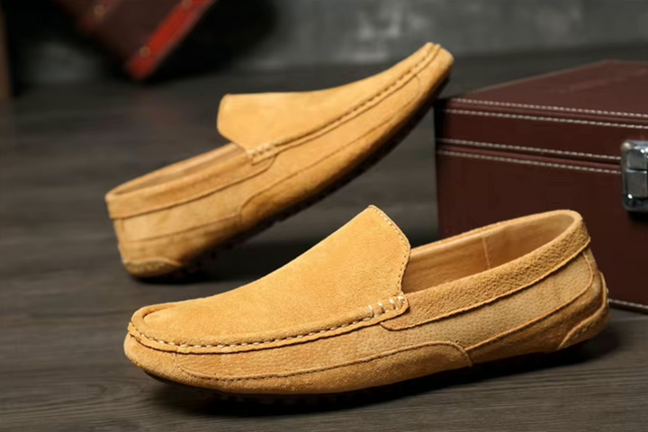 Mokasyny męskie zamszowe, camel, eleganckie i wygodne, z zamszową cholewką i miękką podeszwą, idealne na co dzień. Widok z góry.