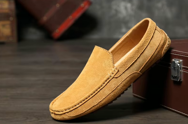 Mokasyny męskie zamszowe, camel, eleganckie i wygodne, z zamszową cholewką i miękką podeszwą, idealne na co dzień. Zdjęcie detali zamszu.