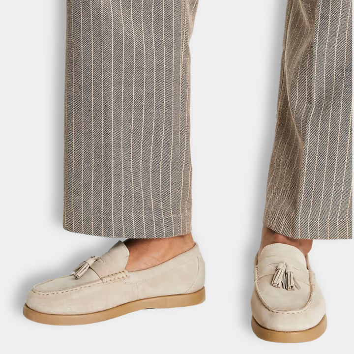 Męskie eleganckie mokasyny z chwostami, gładka brązowa skóra, wyważony design dla wyrafinowanego i wygodnego stylu.