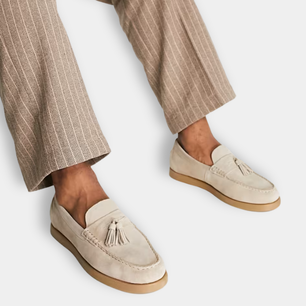 Męskie eleganckie mokasyny z chwostami, gładka brązowa skóra, wyważony design dla wyrafinowanego i wygodnego stylu.