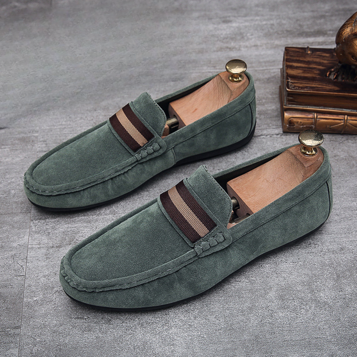 Męskie mokasyny w kolorze khaki, eleganckie wsuwane buty, gładka skóra, komfortowa podeszwa, nowoczesny i wszechstronny styl na każdą okazję.