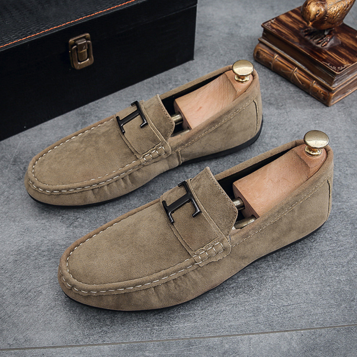 Męskie mokasyny w kolorze khaki, eleganckie wsuwane buty, gładka skóra, komfortowa podeszwa, nowoczesny i wszechstronny styl na każdą okazję.