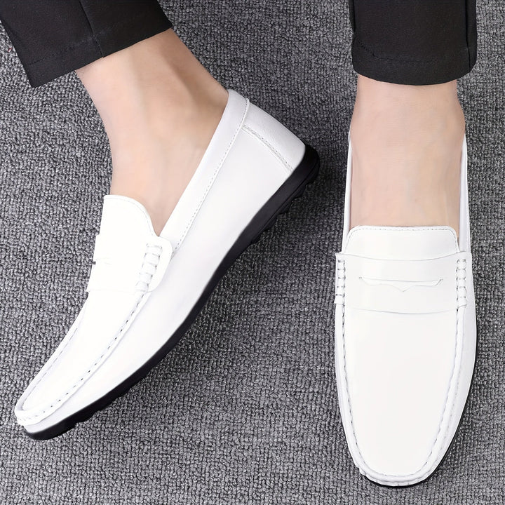 Eleganckie, wygodne mokasyny męskie Mathis w kolorach czarnym i białym, bez sznurówek, do formalnych i casualowych stylizacji.
