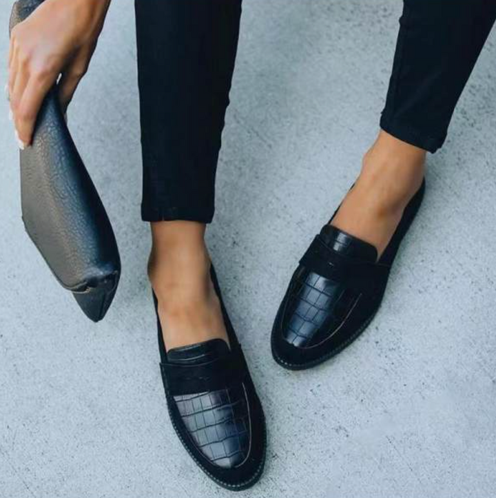 Czarne mokasyny damskie, eleganckie i wygodne, nowoczesny design, idealne na każdą okazję.