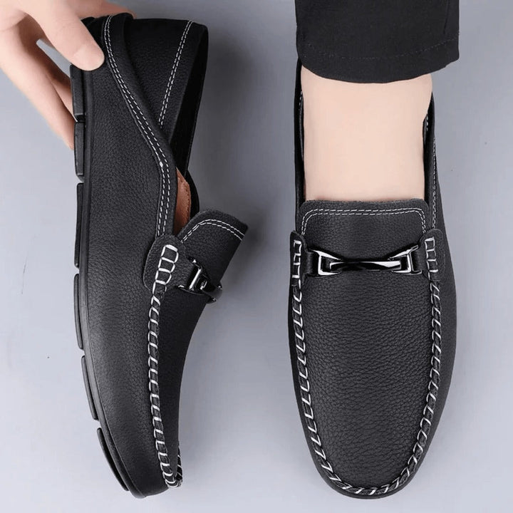 Męskie mokasyny z miękkiej, prawdziwej skóry, prezentujące delikatną teksturę i elegancki design z antypoślizgową podeszwą.