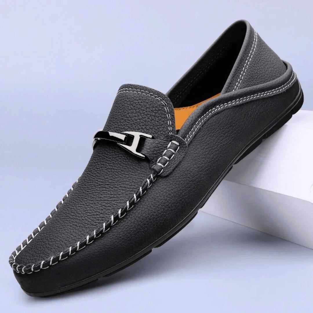 Męskie mokasyny z miękkiej, prawdziwej skóry, prezentujące delikatną teksturę i elegancki design z antypoślizgową podeszwą.