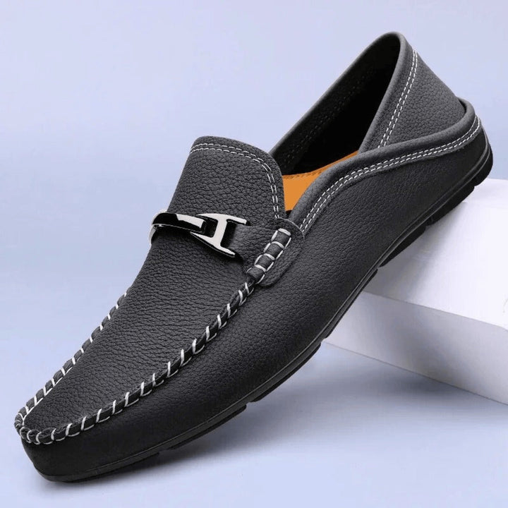 Męskie mokasyny z miękkiej, prawdziwej skóry, prezentujące delikatną teksturę i elegancki design z antypoślizgową podeszwą.