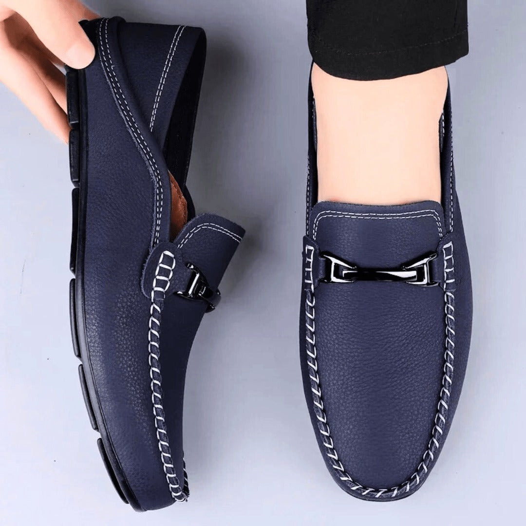 Męskie mokasyny z miękkiej, prawdziwej skóry, prezentujące delikatną teksturę i elegancki design z antypoślizgową podeszwą.