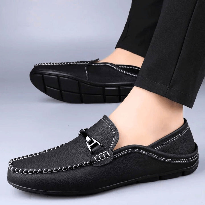 Męskie mokasyny z miękkiej, prawdziwej skóry, prezentujące delikatną teksturę i elegancki design z antypoślizgową podeszwą.