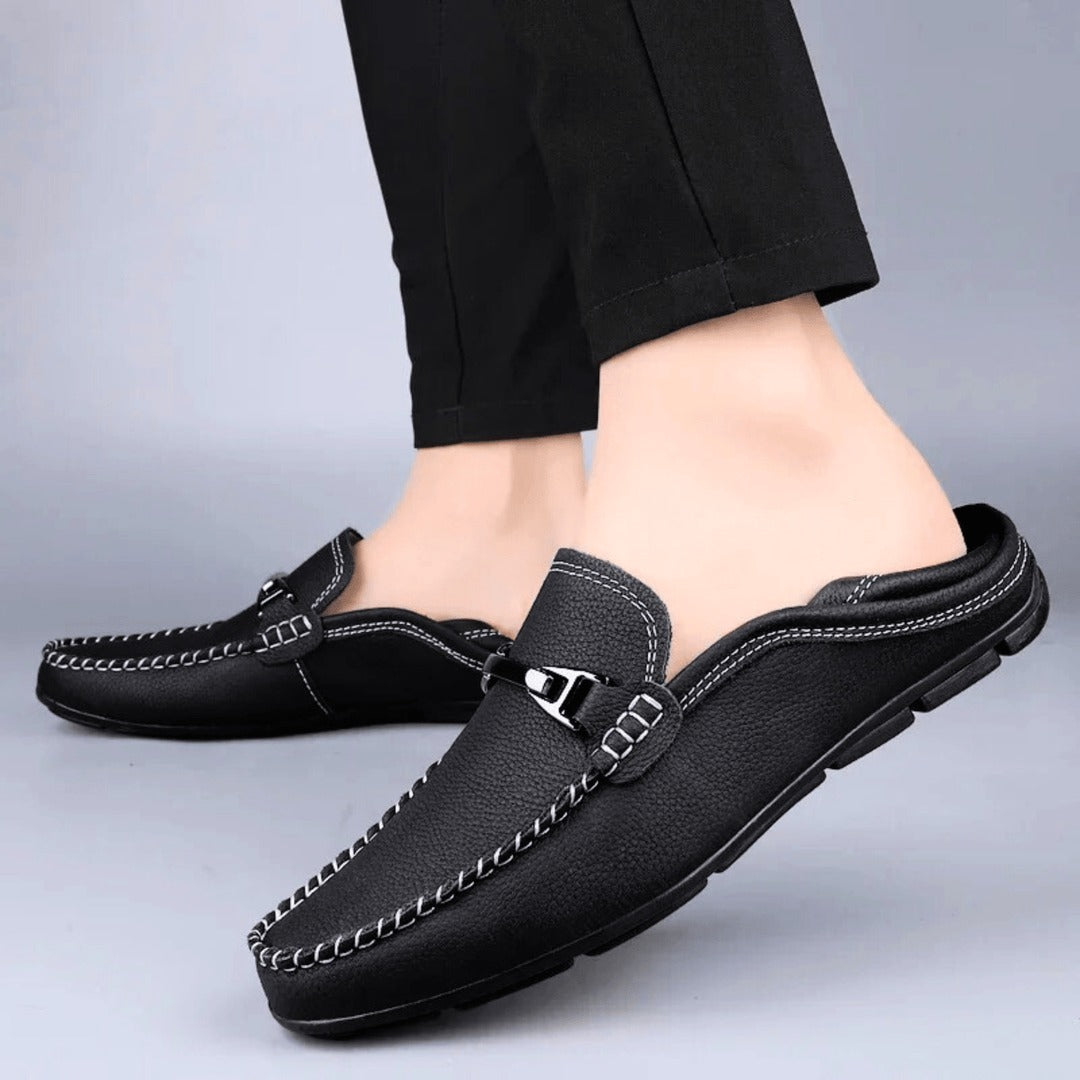 Męskie mokasyny z miękkiej, prawdziwej skóry, prezentujące delikatną teksturę i elegancki design z antypoślizgową podeszwą.