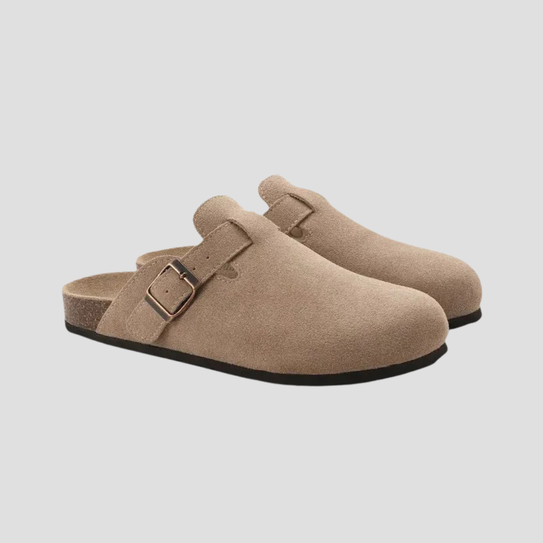 Mule zamszowe beżowe, ergonomiczny komfort, model unisex, regulowana klamra; eleganckie obuwie, idealne na lato.