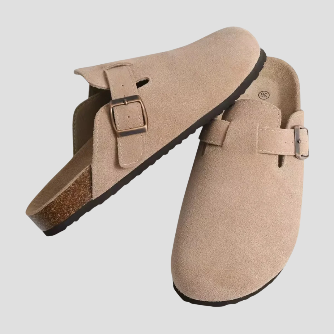 Mule zamszowe beżowe, ergonomiczny komfort, model unisex, regulowana klamra; eleganckie obuwie, idealne na lato.