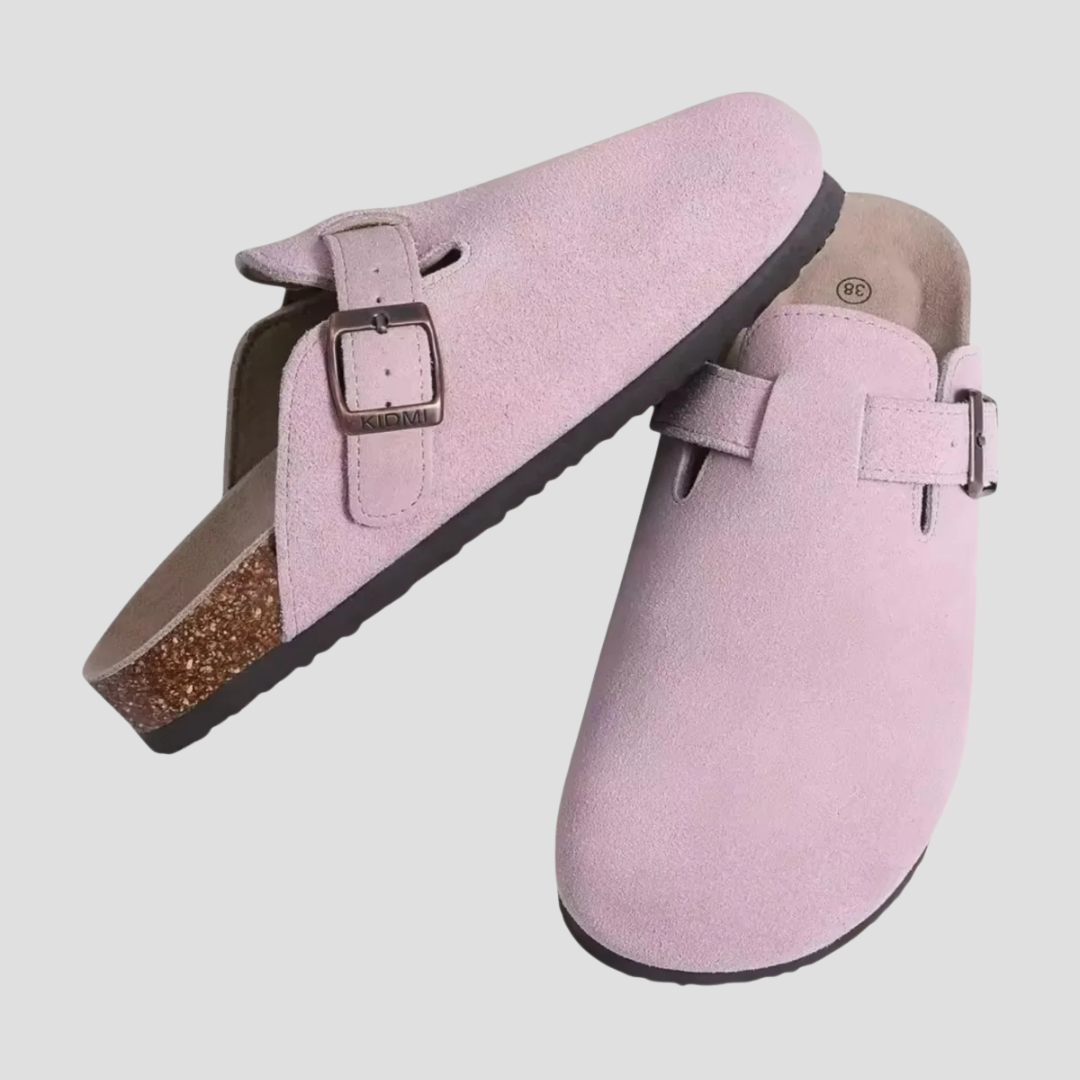 Mule zamszowe beżowe, ergonomiczny komfort, model unisex, regulowana klamra; eleganckie obuwie, idealne na lato.