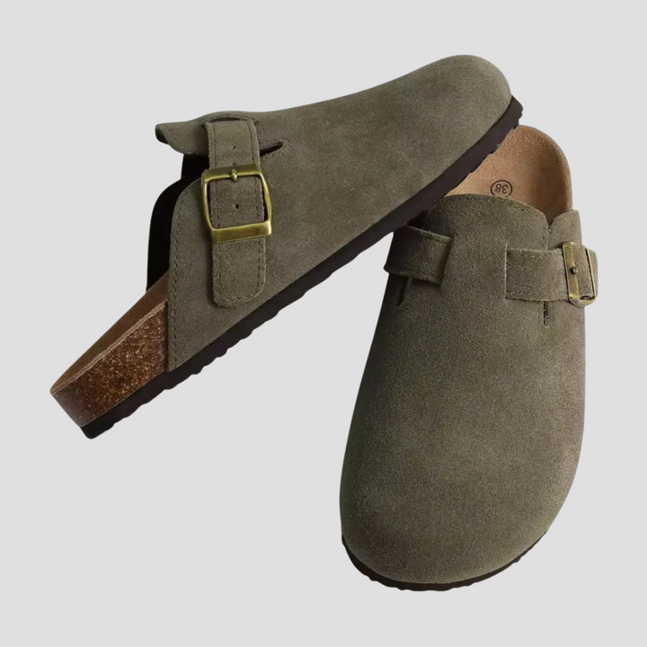 Mule zamszowe beżowe, ergonomiczny komfort, model unisex, regulowana klamra; eleganckie obuwie, idealne na lato.