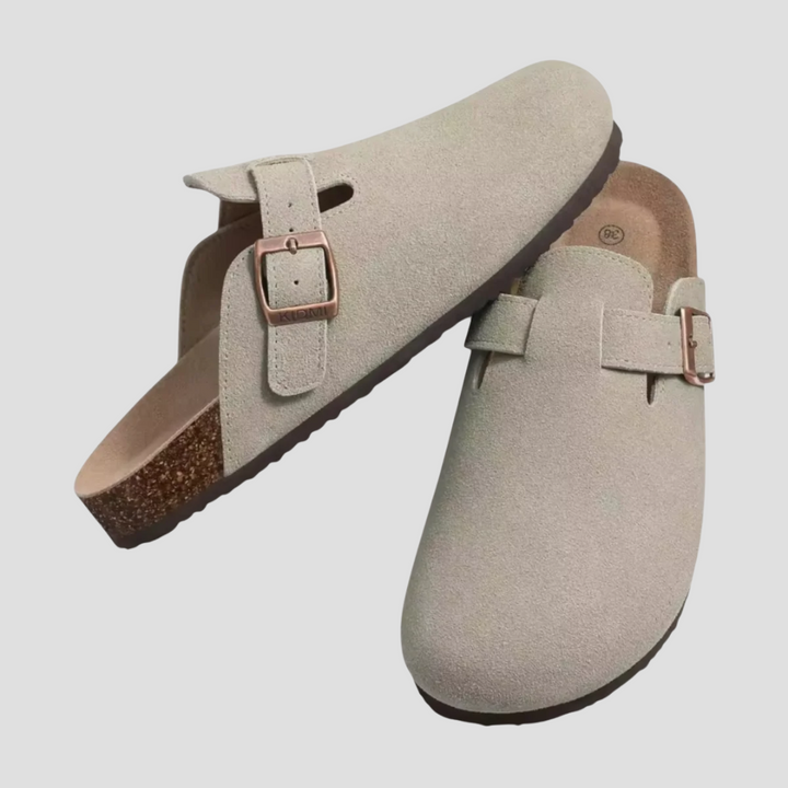 Mule zamszowe beżowe, ergonomiczny komfort, model unisex, regulowana klamra; eleganckie obuwie, idealne na lato.