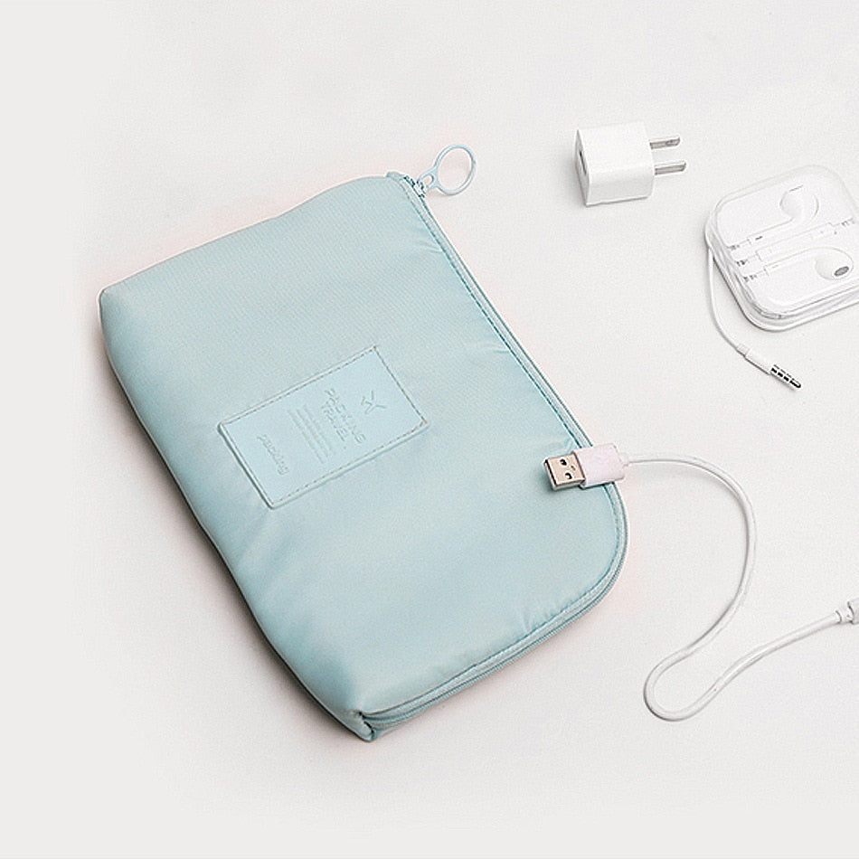 Otwarty organizer na elektronikę z przegródkami. Idealny na kable, powerbank i słuchawki.