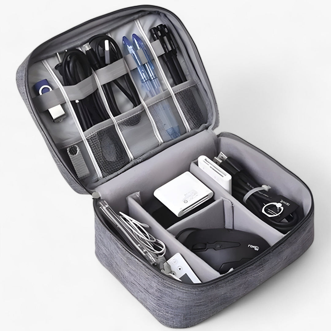 Otwarty organizer na elektronikę z przegródkami na kable, pendrive'y, ładowarki i słuchawki.